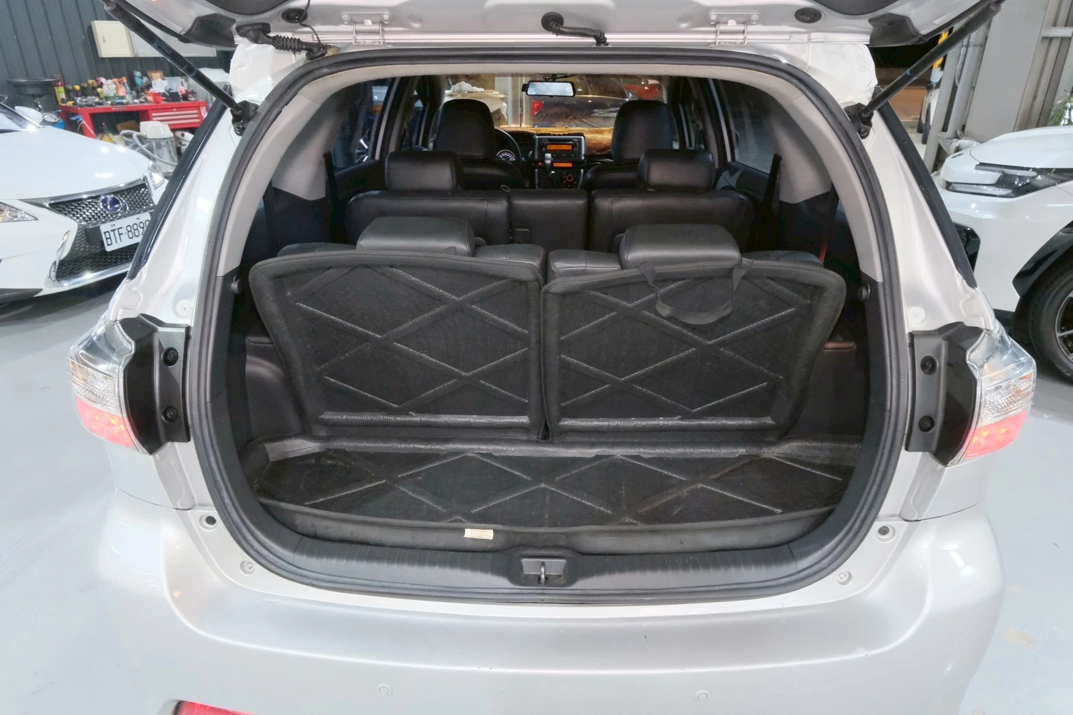 ⚪ 2013 Toyota Wish 2.0 經典版 銀色