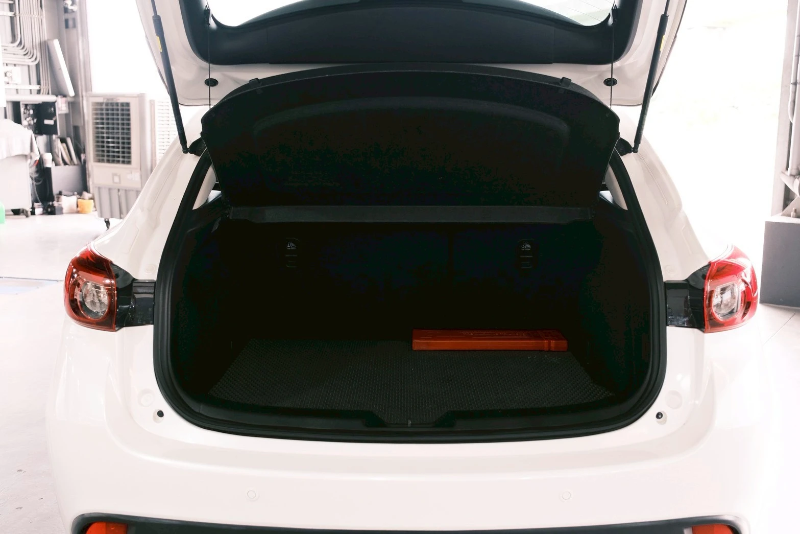 ⚪ 2016 Mazda3 5D 2.0 頂級型 白色