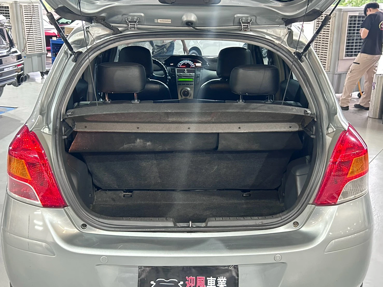 ⚪ 2011 Toyota Yaris 1.5 E 灰色
