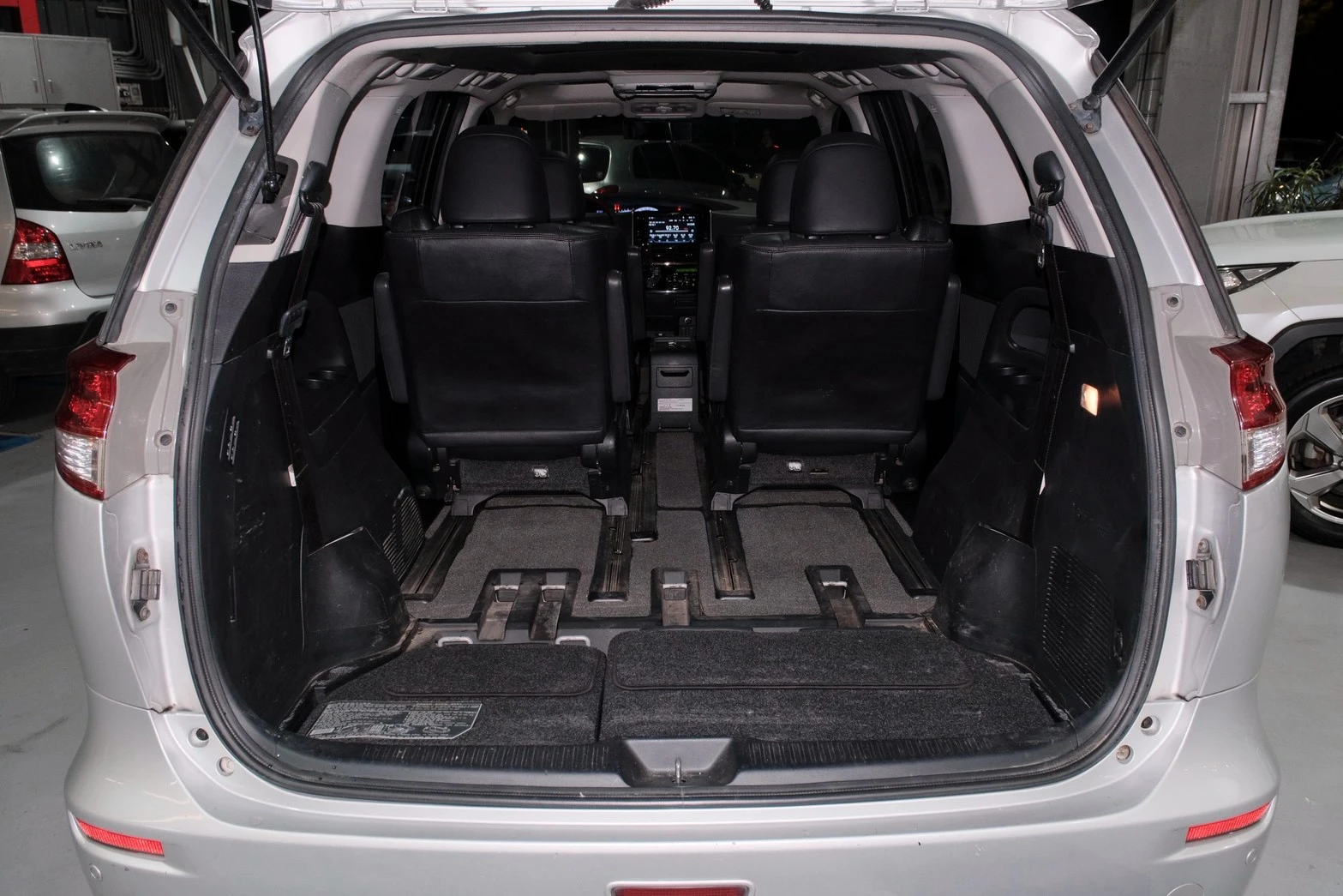 ⚪ 2015 Toyota Previa 2.4 豪華版 銀色