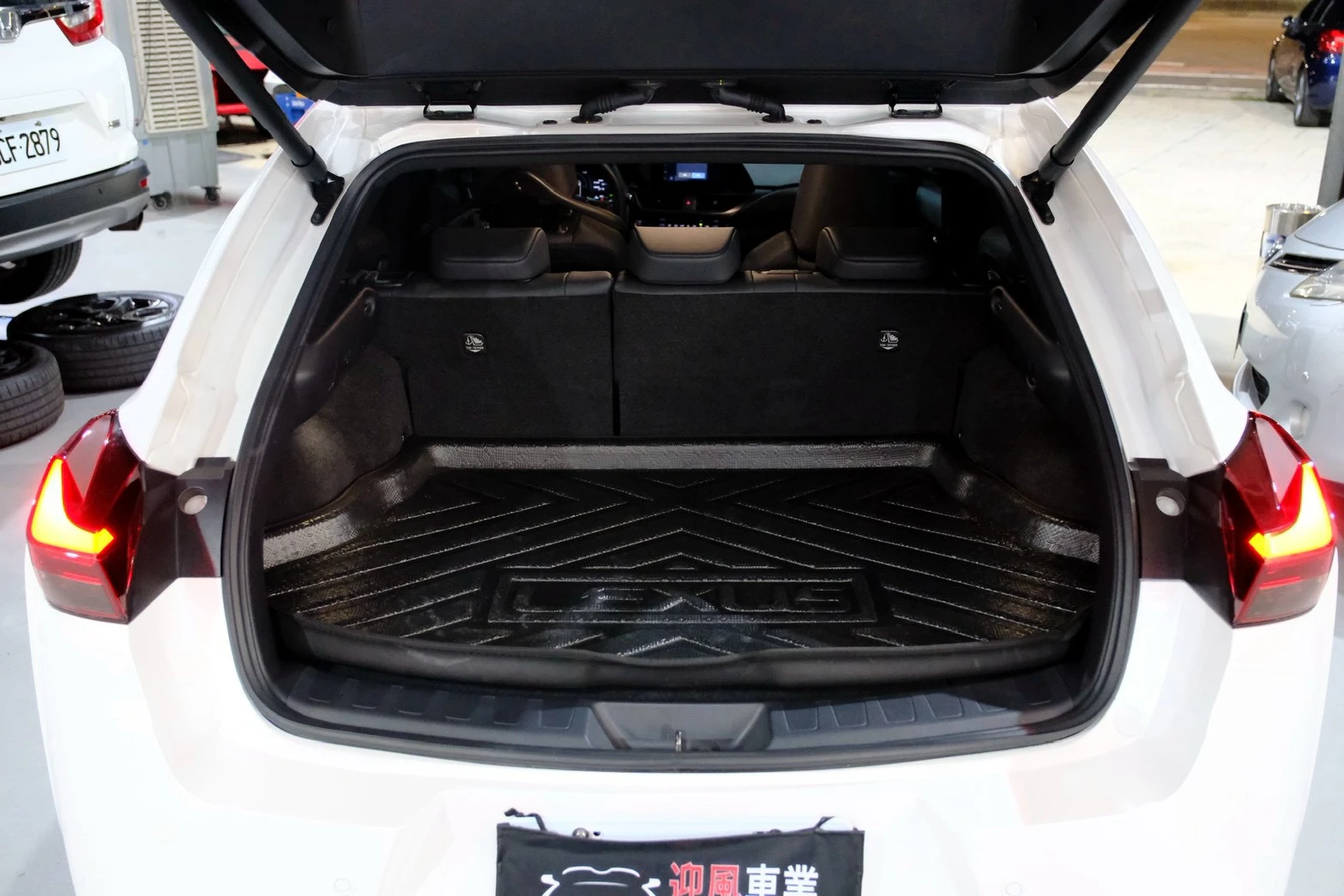⚪ 2024 Lexus UX 300h 豪華版 白色