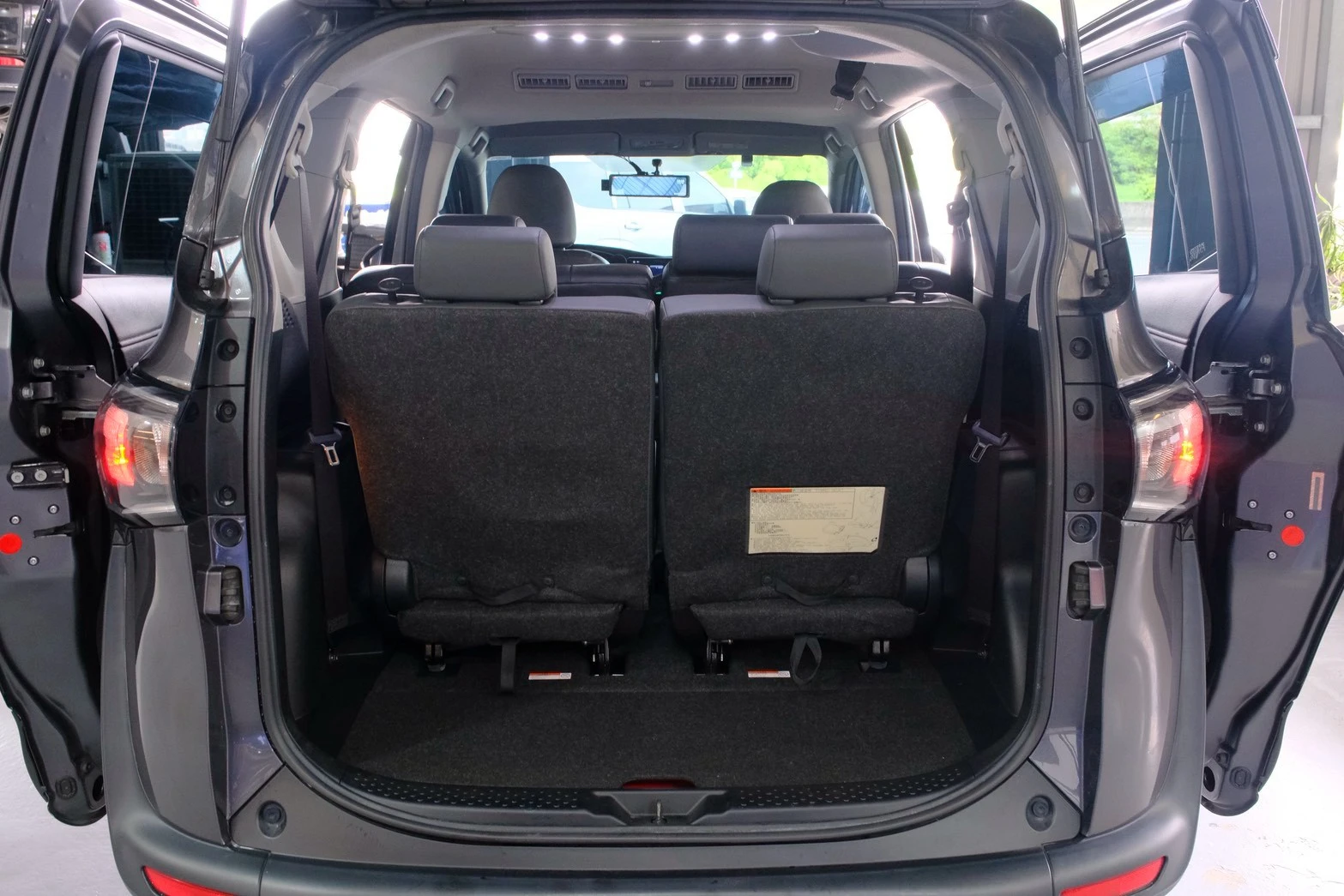 ⚪ 2020 Toyota Sienta 7人座 豪華+ 灰色