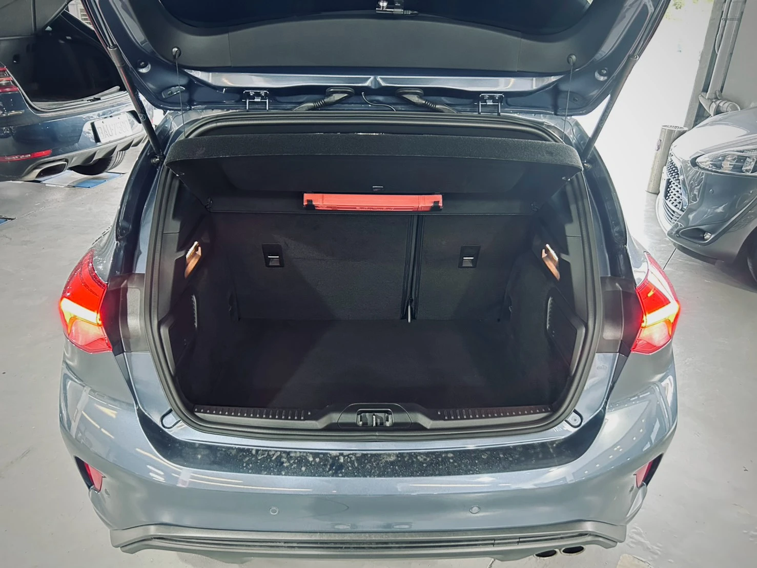 ⚪ 2020 Ford Focus 5D ST-Line Lommel 藍色