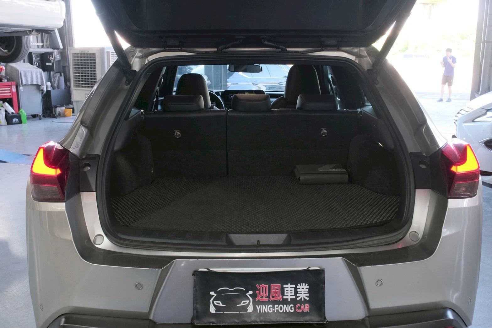 ⚪ 2019 Lexus UX250h 豪華版 鈦色