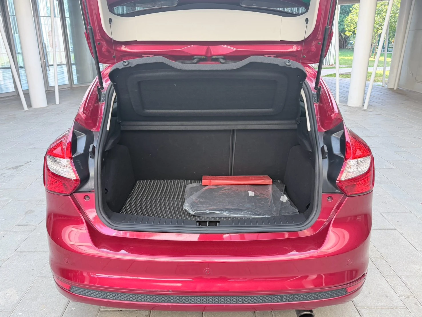 ⚪ 2014 Ford Focus 5D 2.0 汽油運動型 紅色