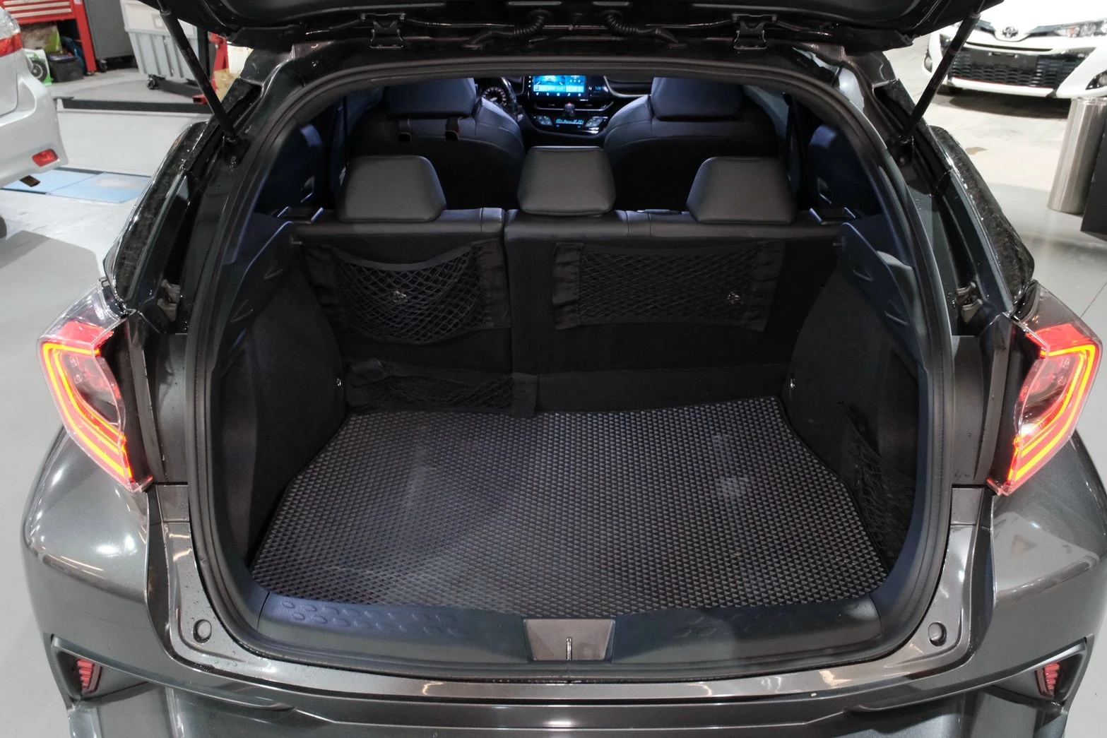 ⚪ 2018 Toyota C-HR 豪華 灰色