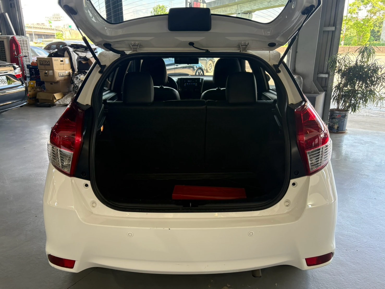 ⚪ 2015 Toyota Yaris 1.5 豪華 白色