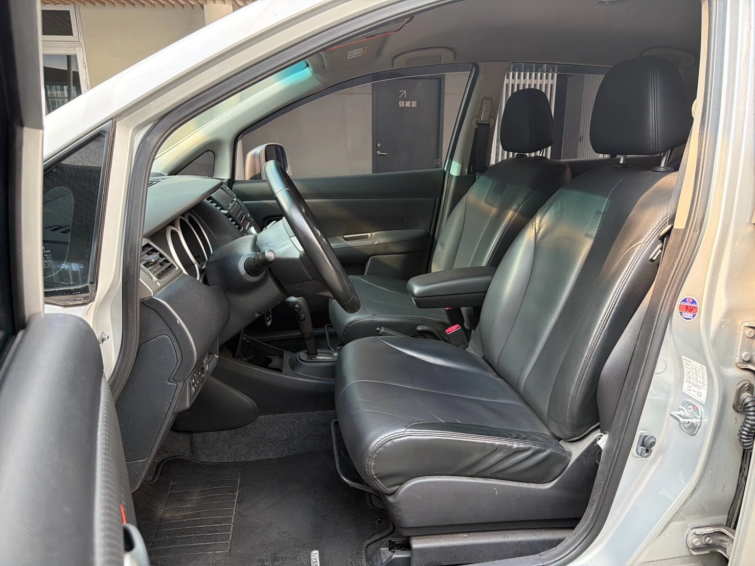⚪ 2017 Nissan Tiida 4D 豪華版 銀色