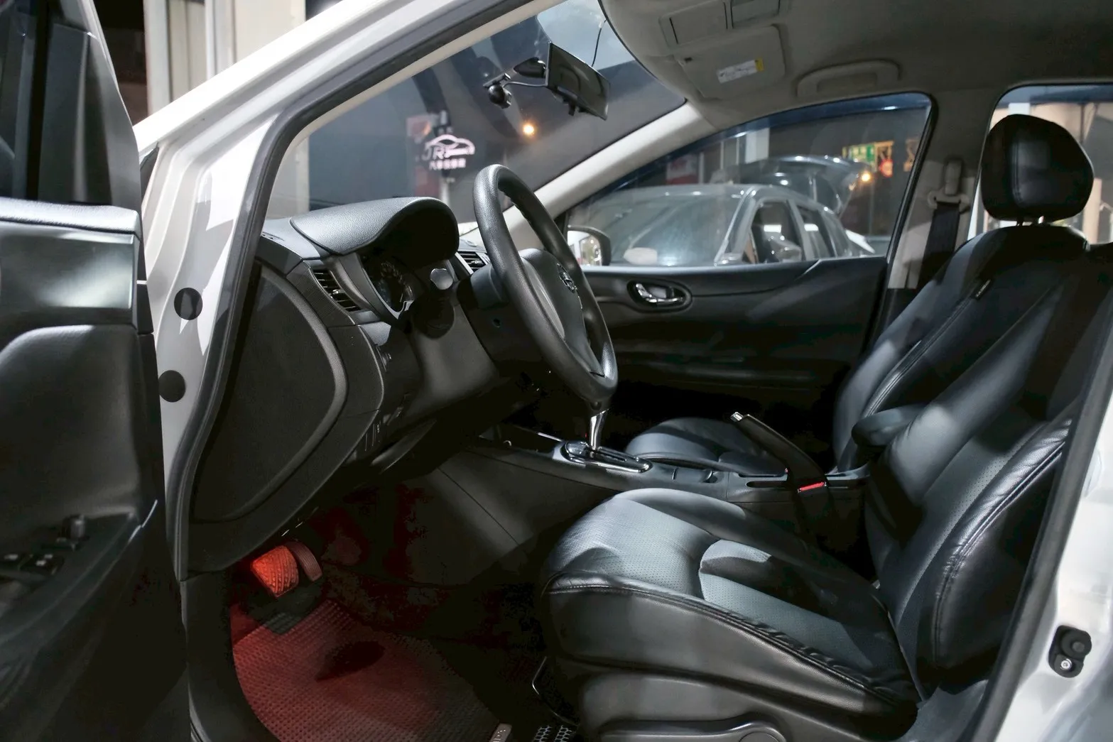 ⚪ 2016 Nissan Tiida 5D 豪華影音版 銀色