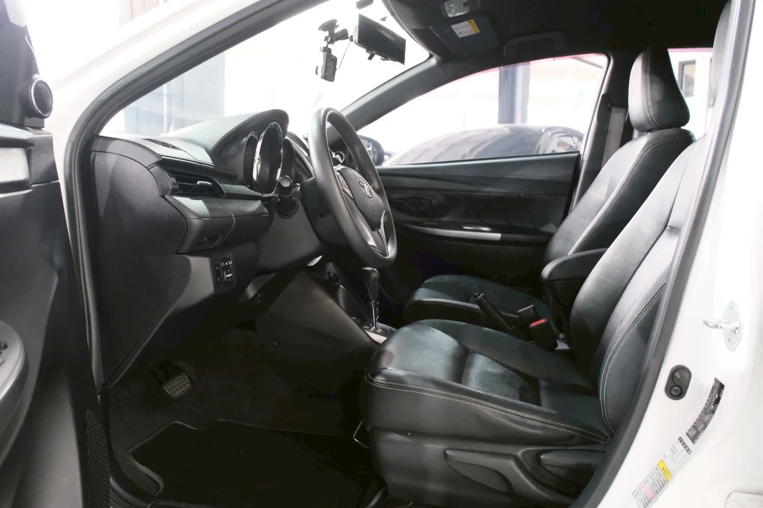 ⚪ 2015 Toyota Yaris 1.5 豪華 白色