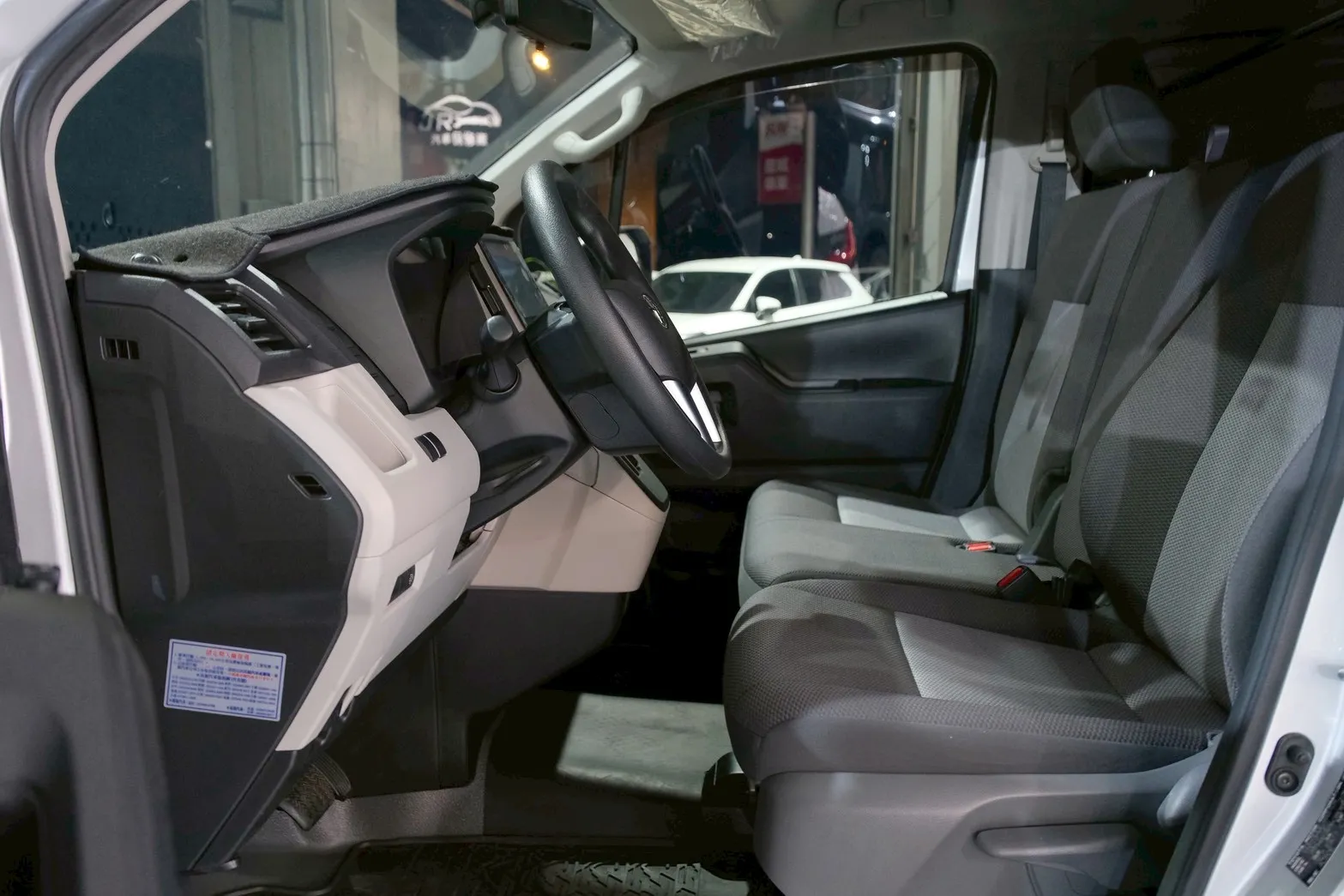 ⚪ 2024 Toyota Hiace 2.8 豪華版 銀色