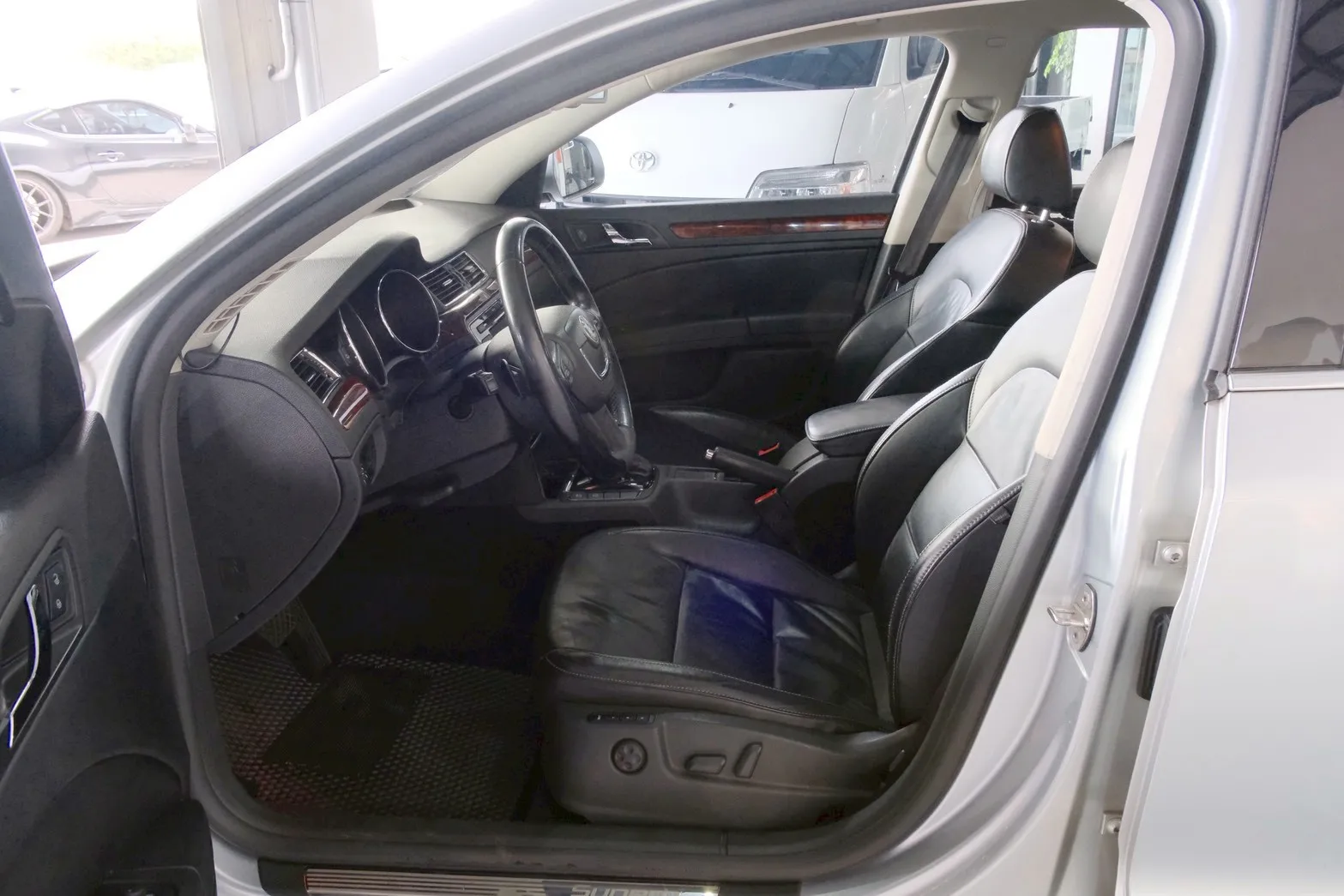 ⚪ 2010 Skoda Superb 2.0 TDI 銀色