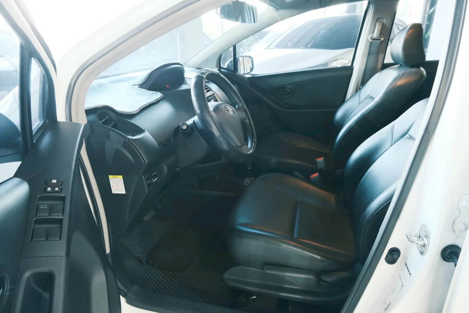 ⚪ 2012 Toyota Yaris 1.5 E 白色