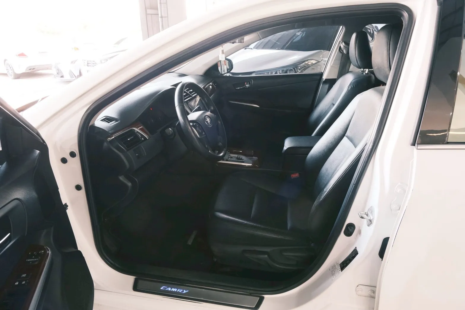 ⚪ 2013 Toyota Camry 2.0 E 白色