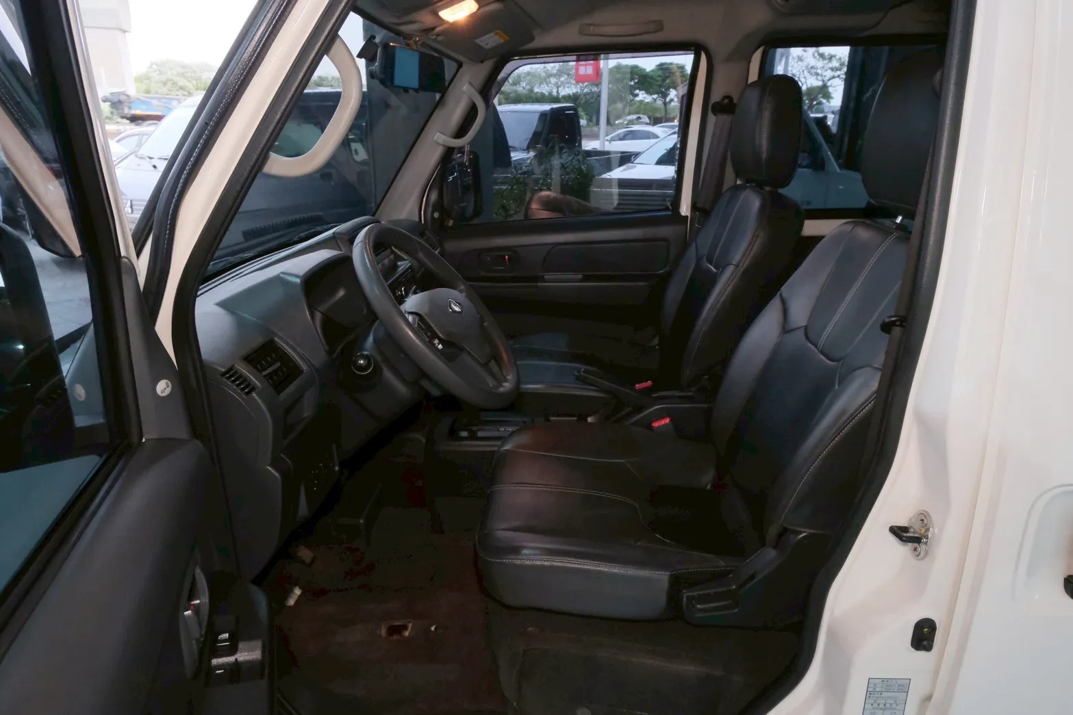 ⚪ 2023 CMC Veryca A180 自排 五人座 白色