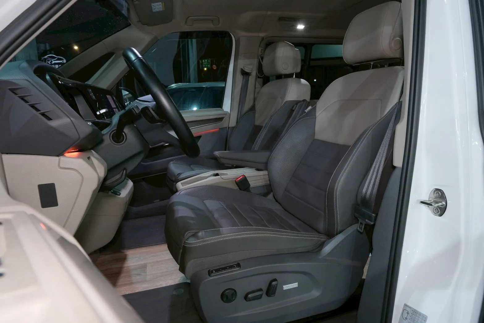 ⚪ 2023 Volkswagen Multivan 2.0 TSI Style 白色