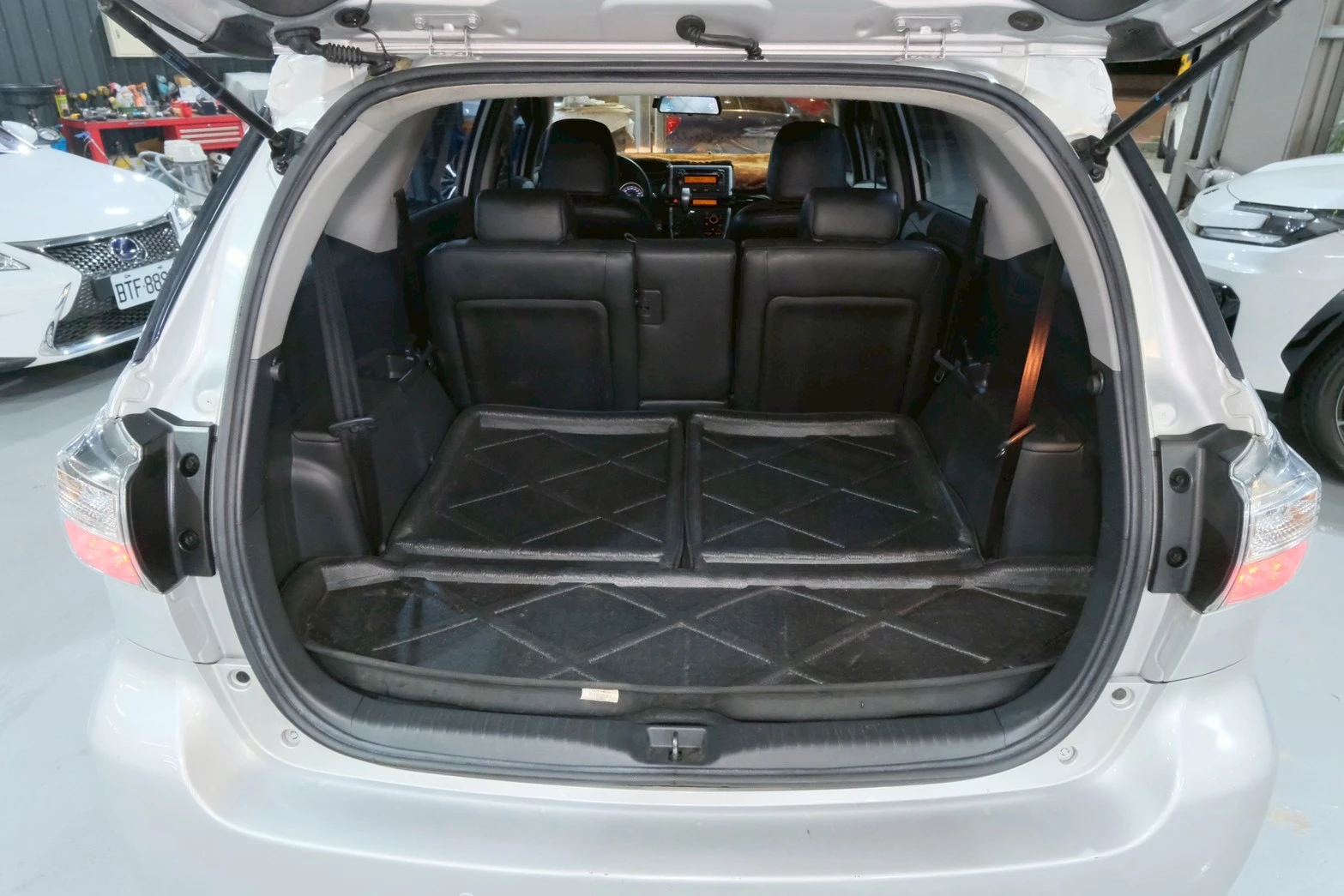 ⚪ 2013 Toyota Wish 2.0 經典版 銀色