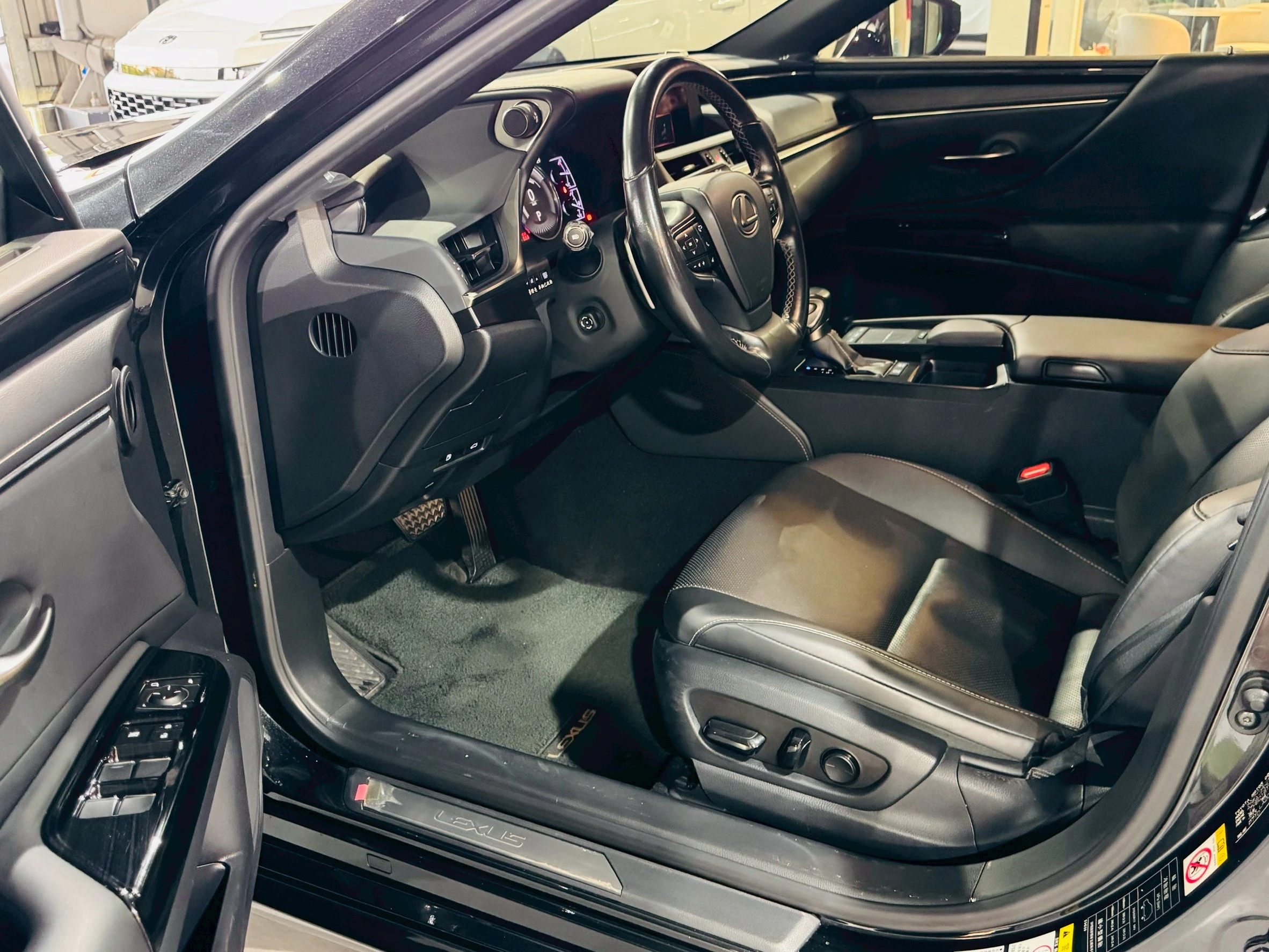 ⚪ 2019 Lexus ES300h 豪華版 黑色