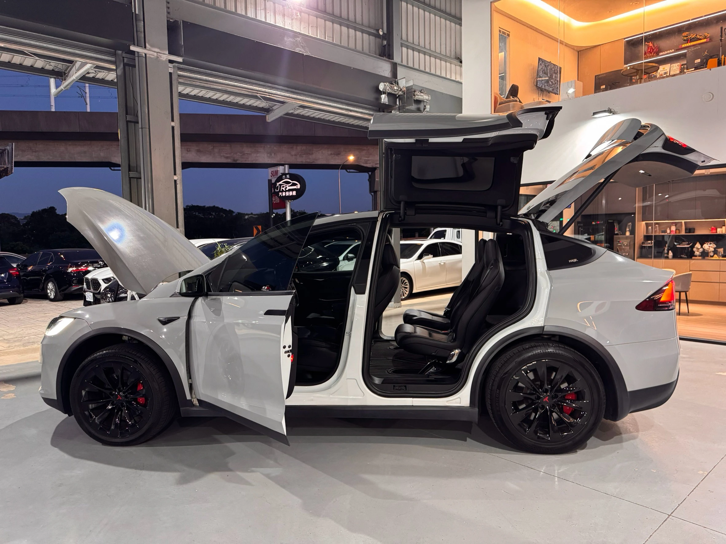 ⚪ 2020 Tesla Model X Performance 白色（水泥灰車衣）