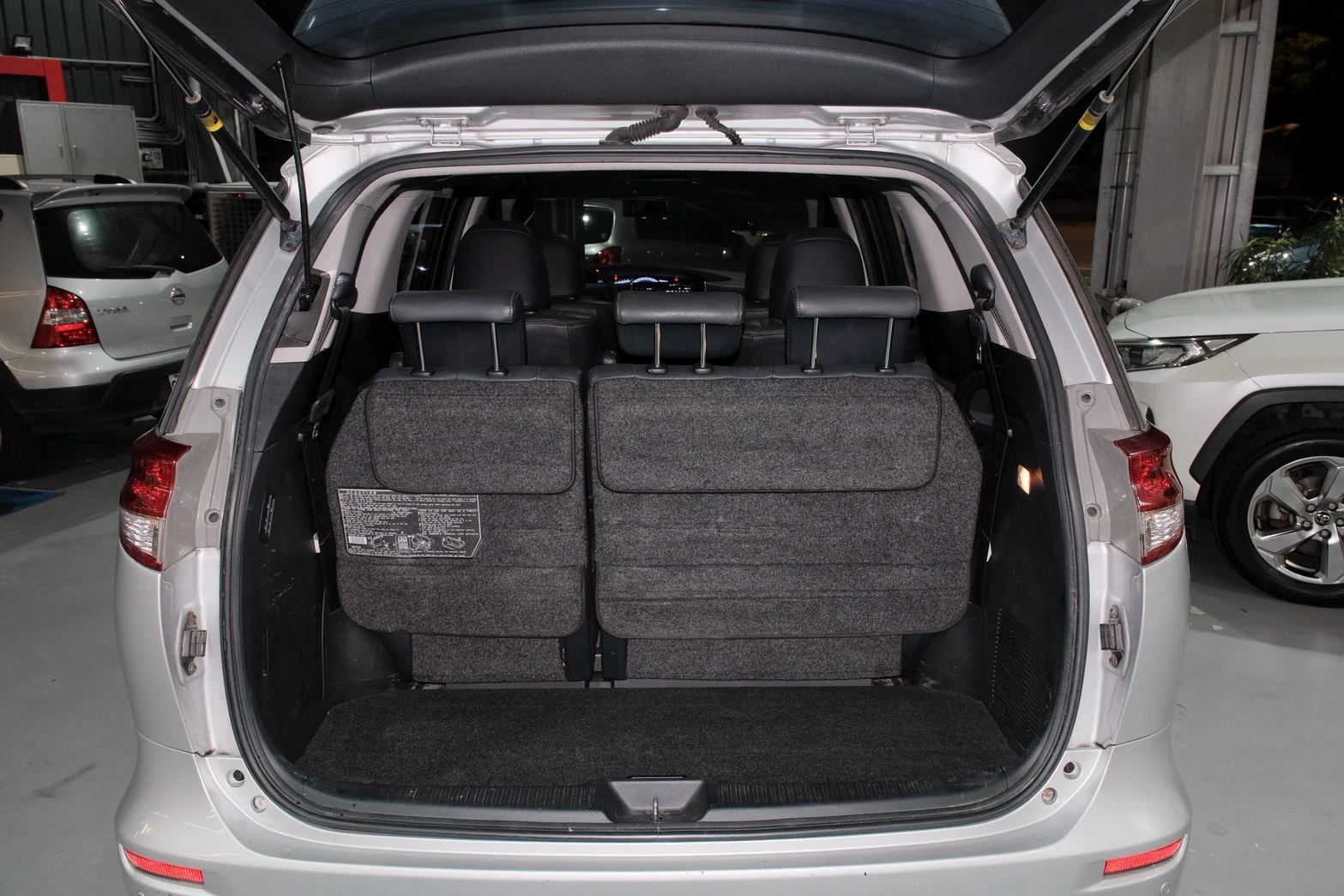 ⚪ 2015 Toyota Previa 2.4 豪華版 銀色