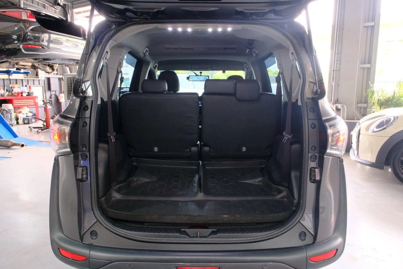 ⚪ 2020 Toyota Sienta 7人座 豪華+ 灰色