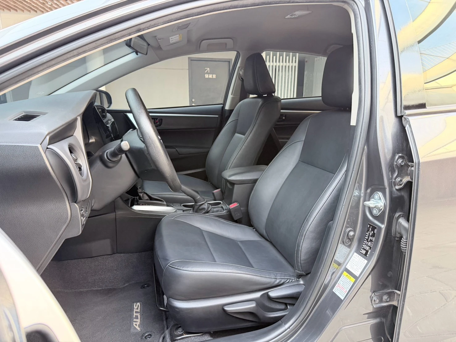 ⚪ 2017 Toyota Corolla Altis 1.8 雅緻版 灰色