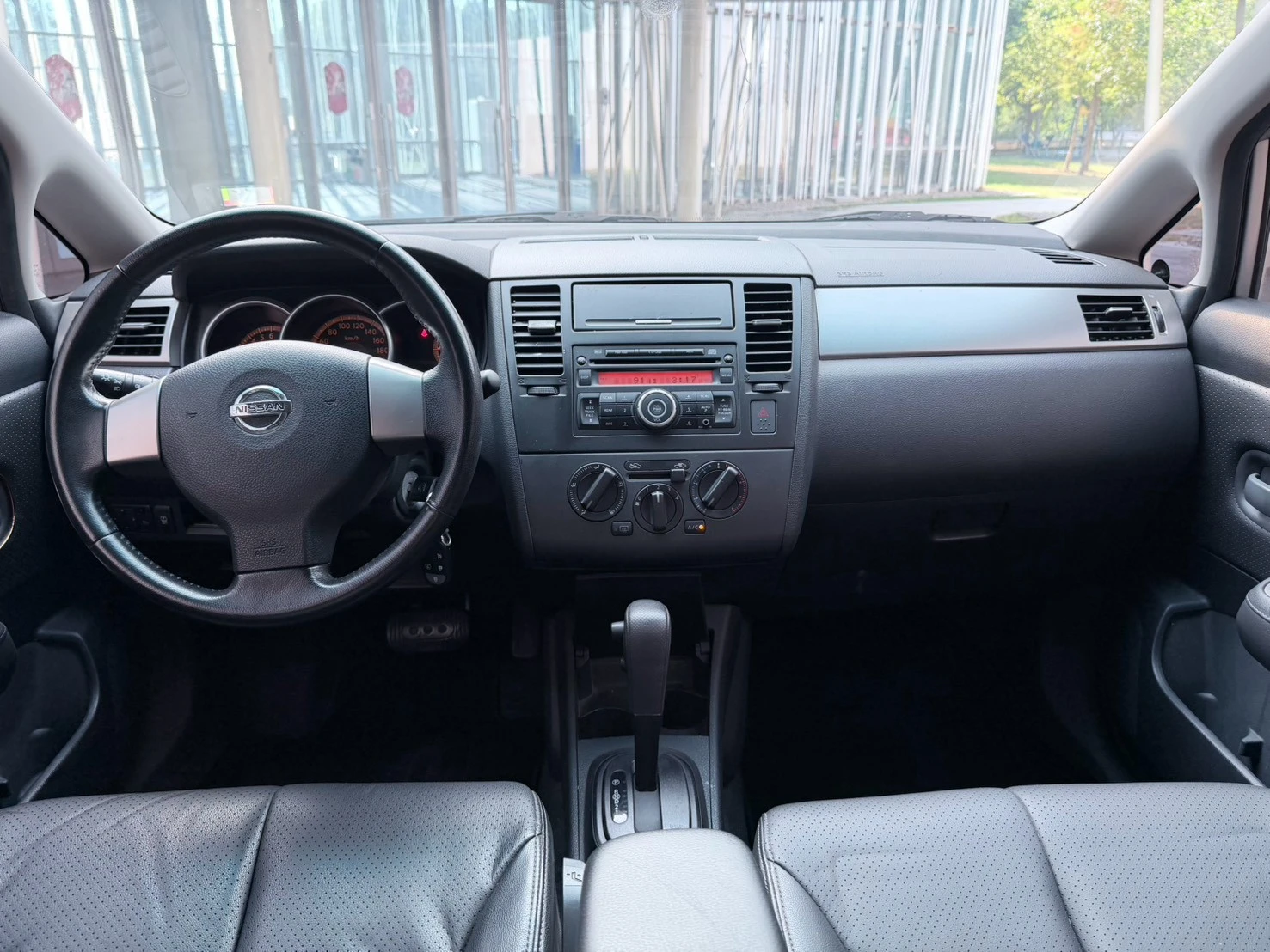 ⚪ 2017 Nissan Tiida 4D 豪華版 銀色