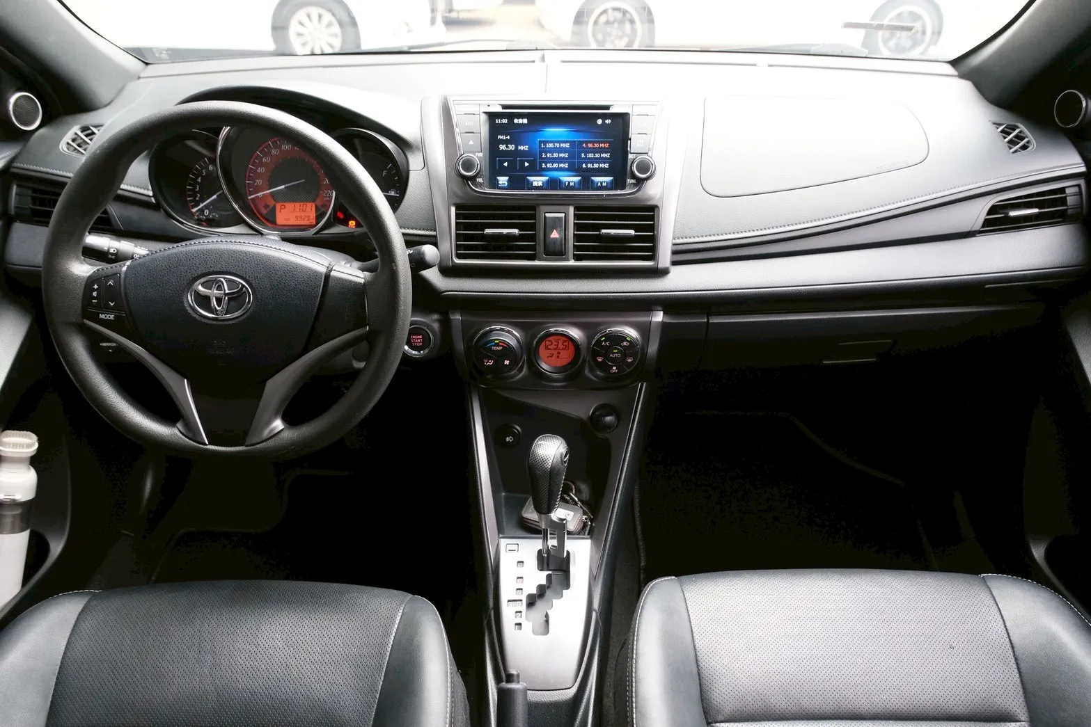 ⚪ 2015 Toyota Yaris 1.5 豪華 白色