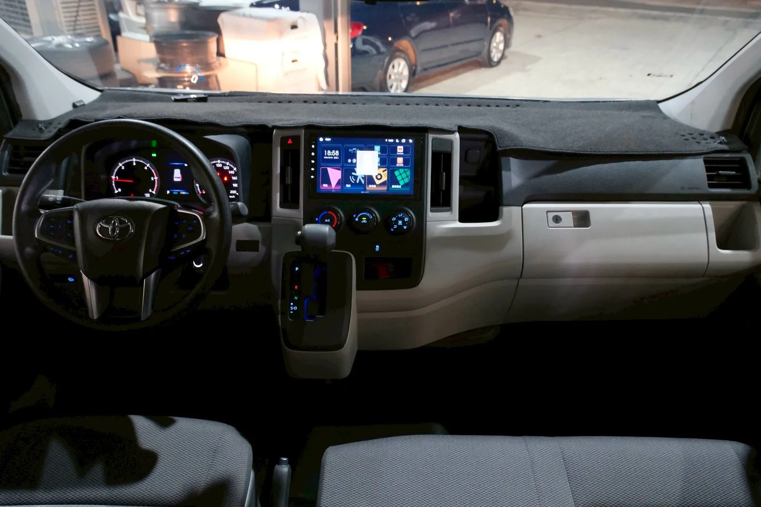 ⚪ 2024 Toyota Hiace 2.8 豪華版 銀色