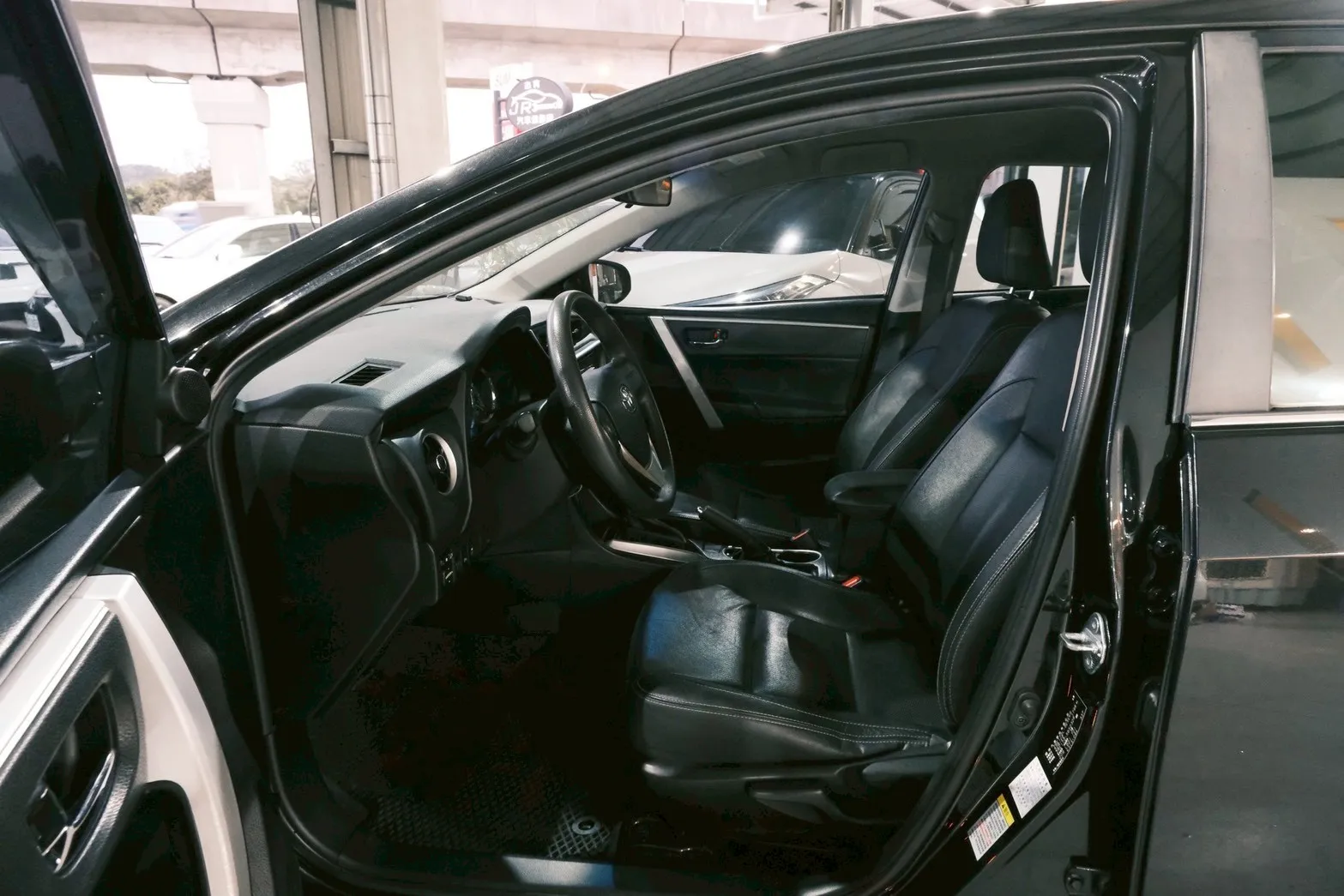 ⚪ 2017 Toyota Corolla Altis 1.8 豪華版 黑色