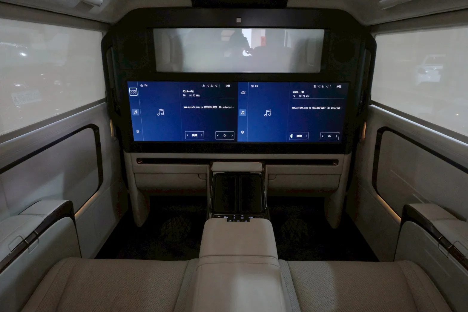 ⚪ 2025 Lexus LM 500h 四人座 白色