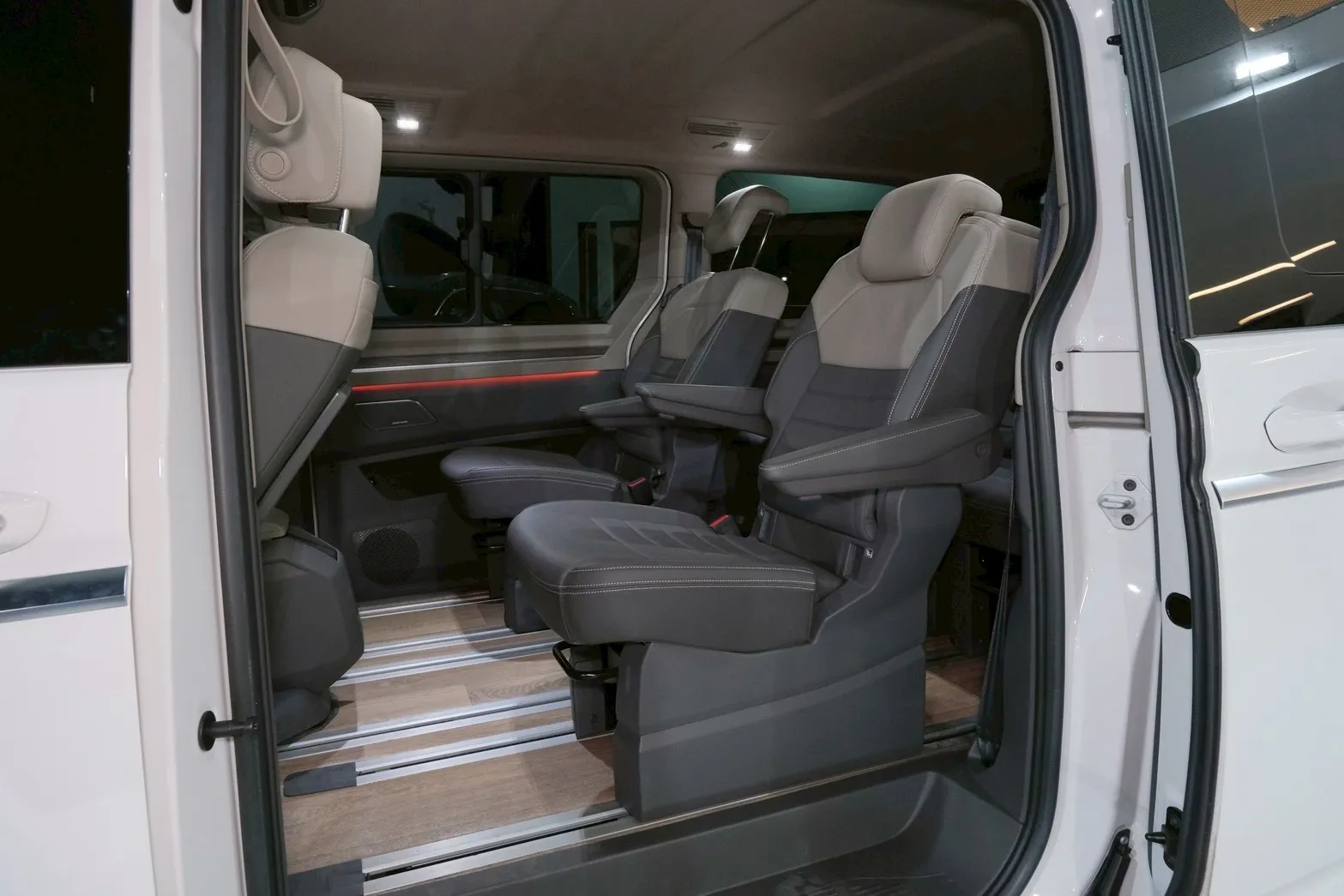 ⚪ 2023 Volkswagen Multivan 2.0 TSI Style 白色