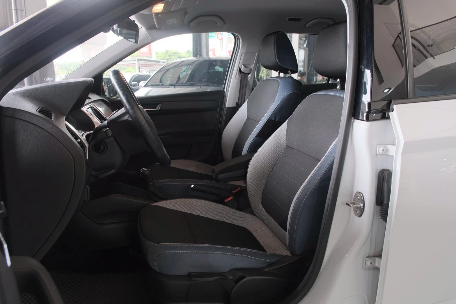 ⚪ 2018 Skoda Fabia 1.0 TSI 白色