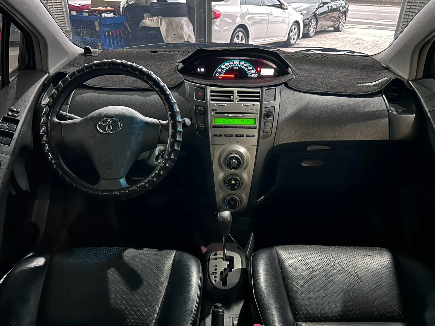 ⚪ 2011 Toyota Yaris 1.5 E 灰色