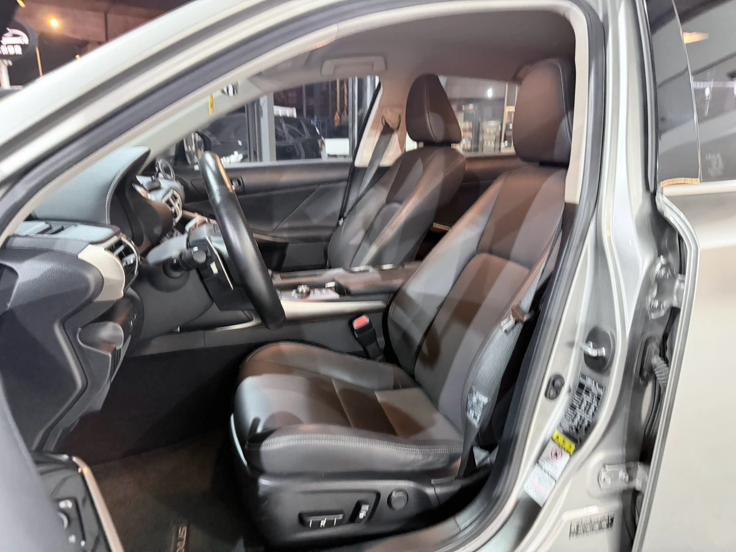 ⚪ 2015 Lexus IS 200t 豪華版 鈦色