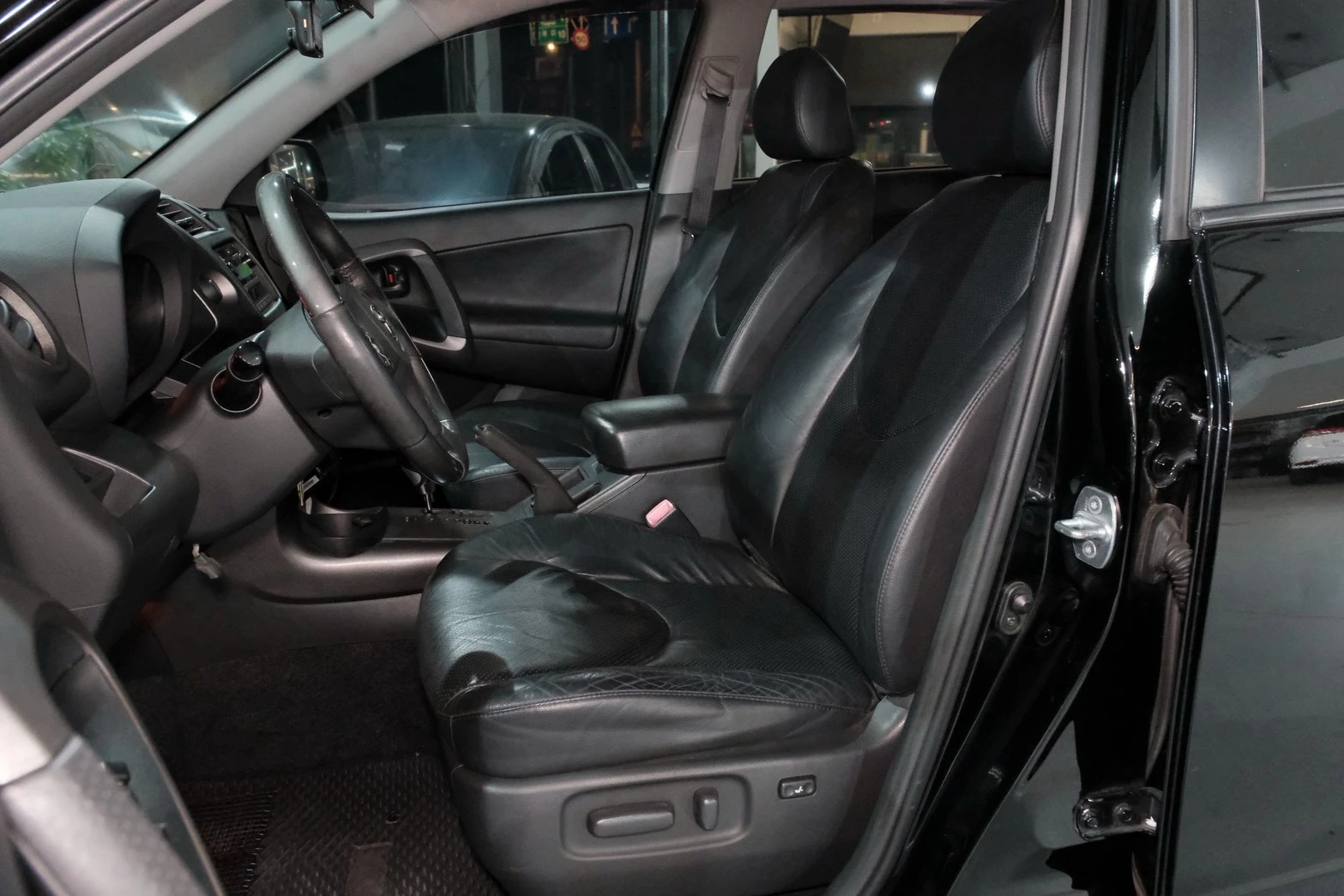 ⚪ 2011 Toyota RAV4 2.4 E 黑色