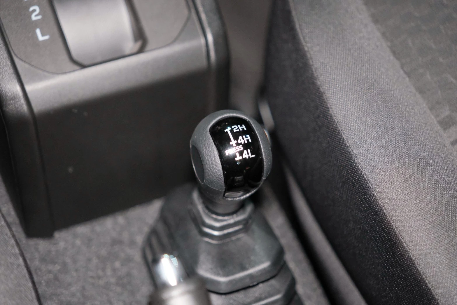 ⚪ 2025 Suzuki Jimny 1.5 GLX 軍綠色