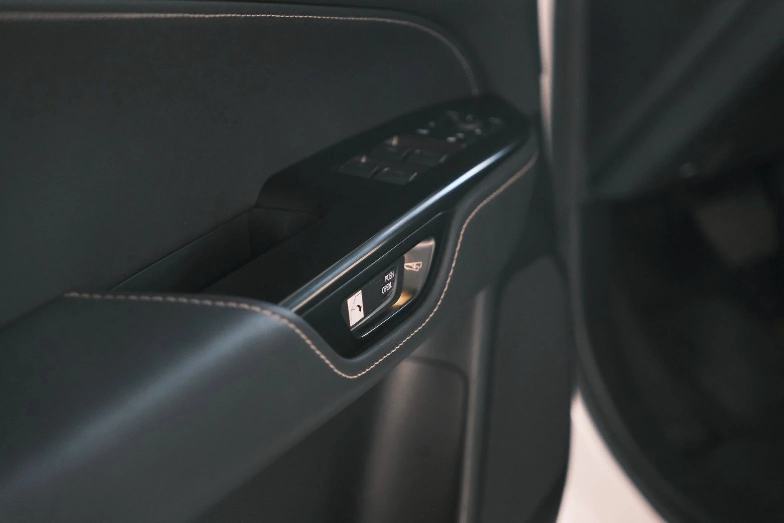 ⚪ 2023 Lexus NX200 豪華版 白色