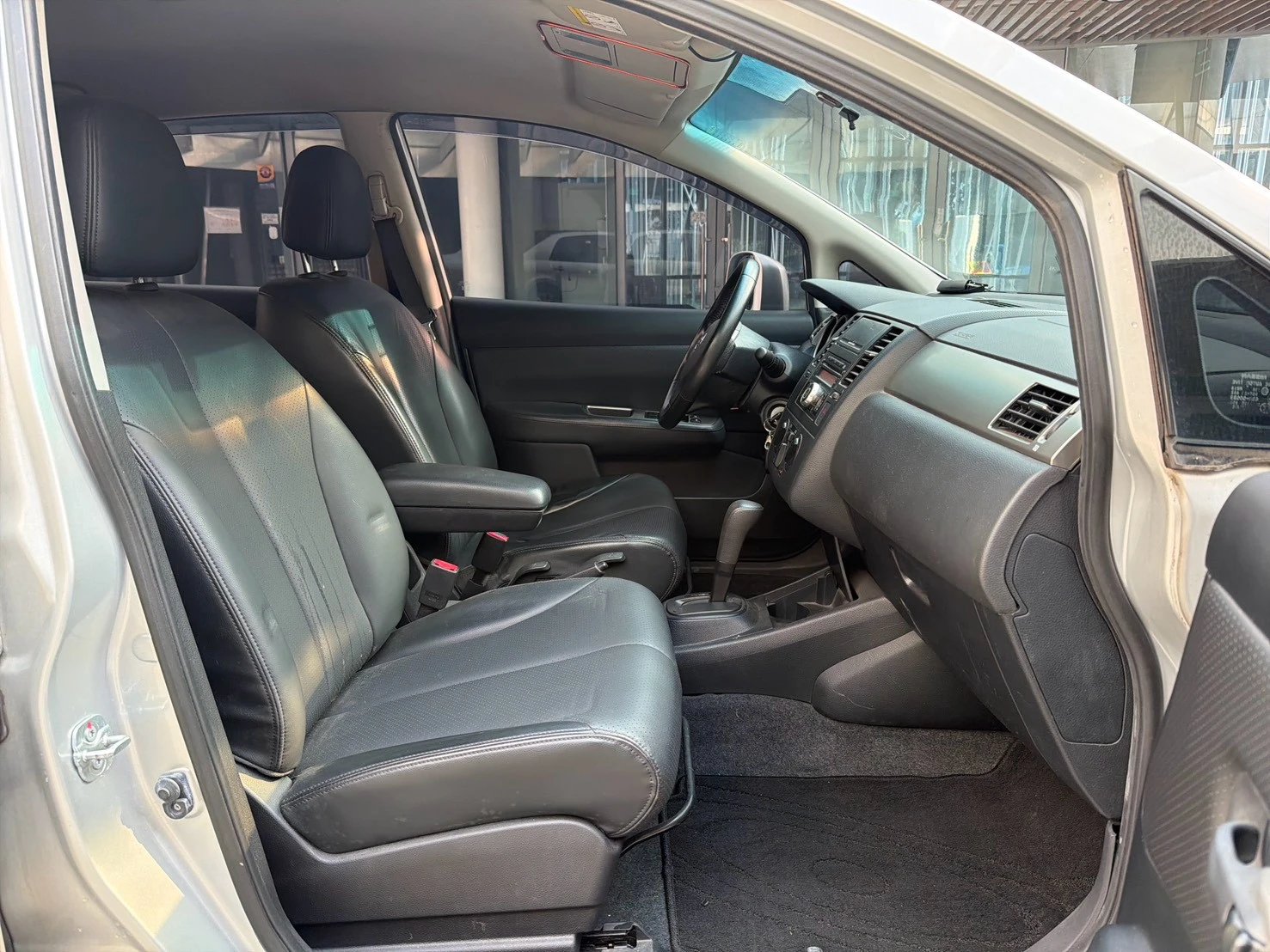 ⚪ 2017 Nissan Tiida 4D 豪華版 銀色