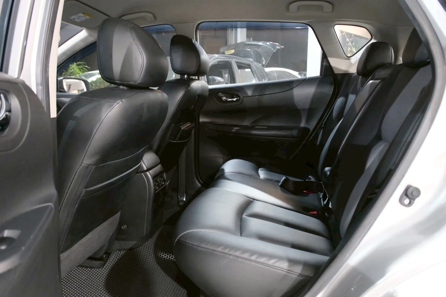 ⚪ 2016 Nissan Tiida 5D 豪華影音版 銀色