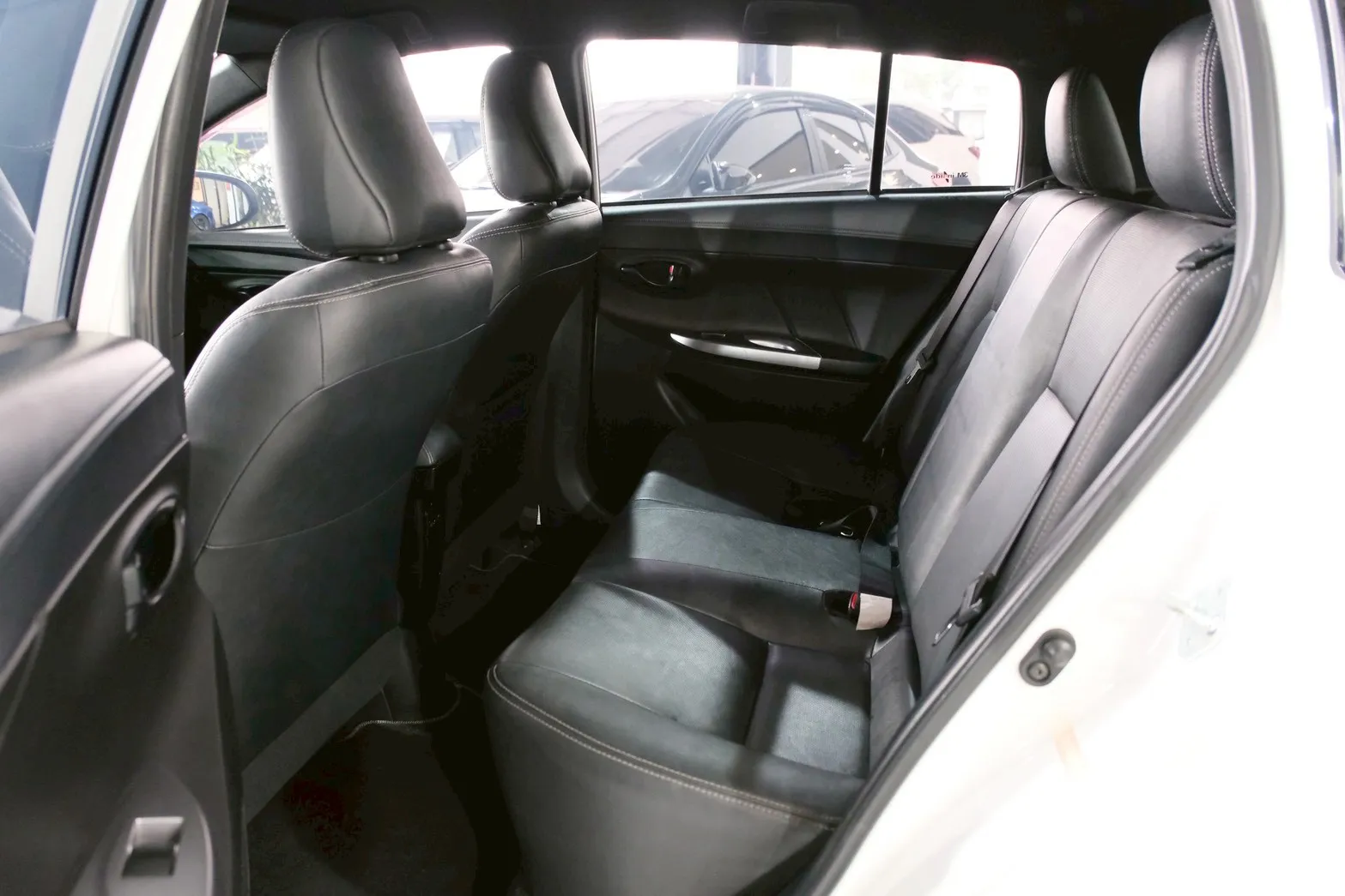 ⚪ 2015 Toyota Yaris 1.5 豪華 白色