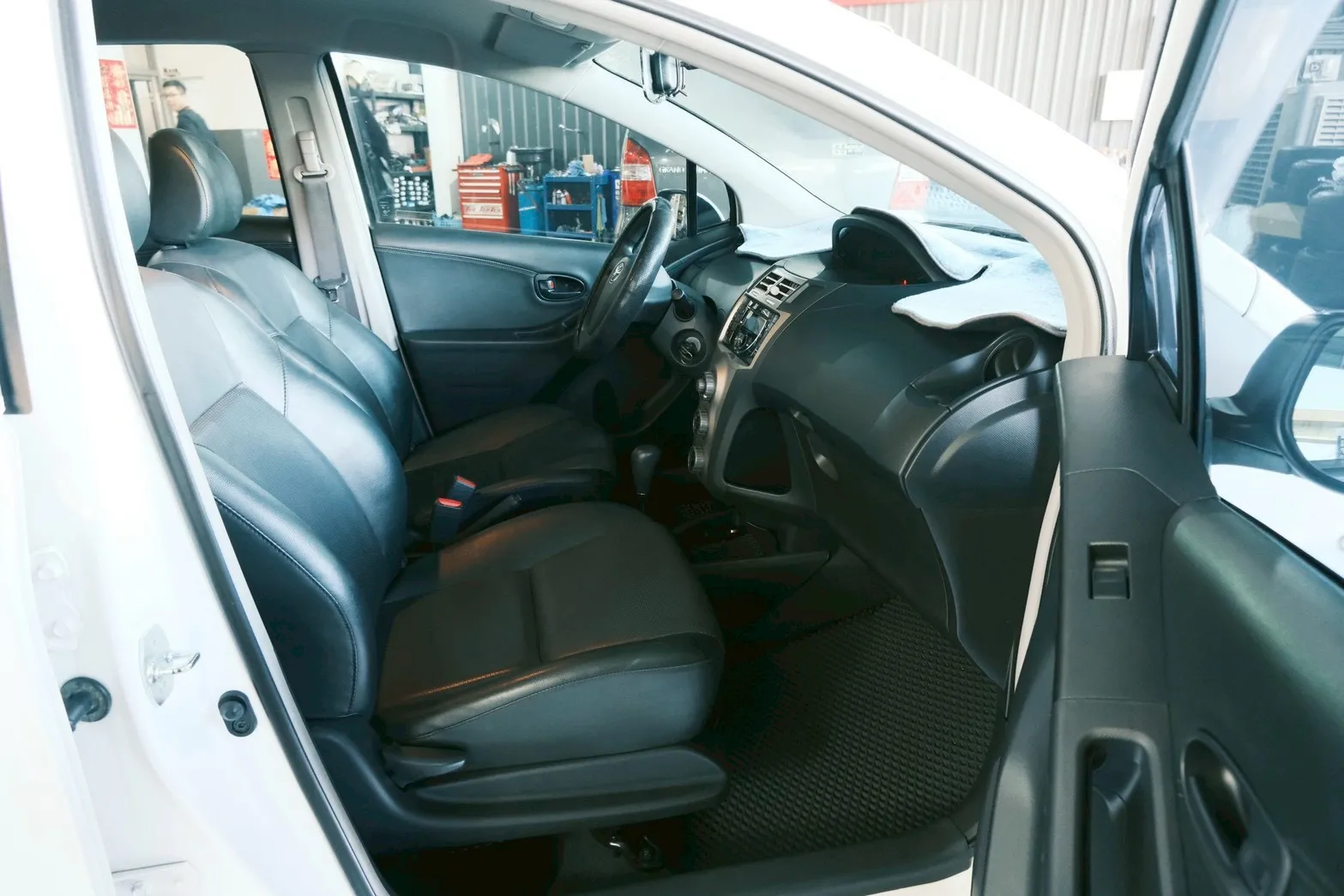 ⚪ 2012 Toyota Yaris 1.5 E 白色