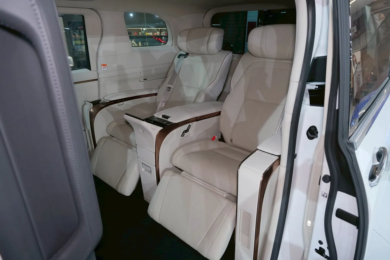 ⚪ 2025 Lexus LM 500h 四人座 白色