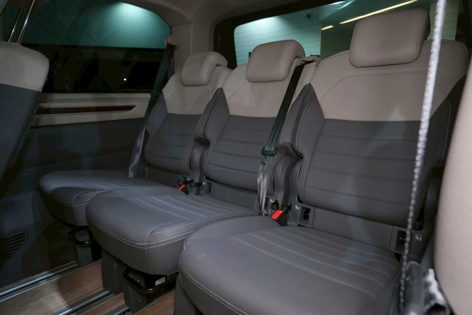 ⚪ 2023 Volkswagen Multivan 2.0 TSI Style 白色