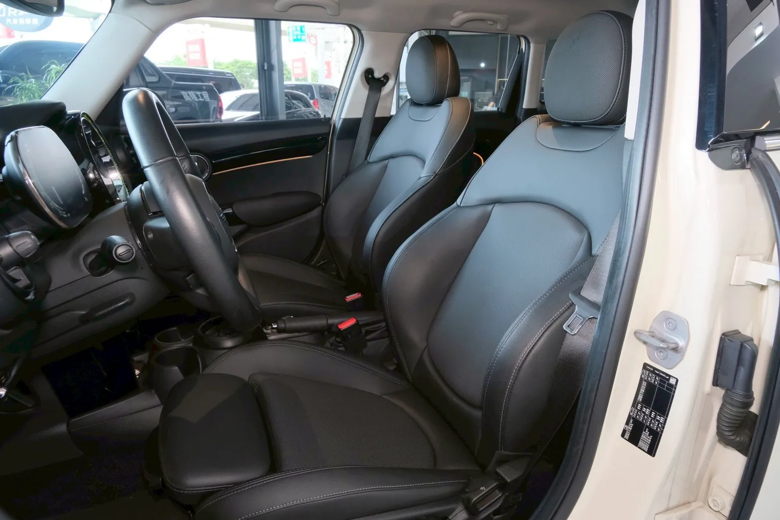 ⚪ 2021 MINI Hatch 5D Cooper 黑頂白
