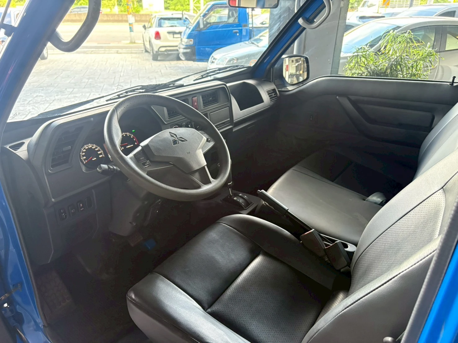 ⚪ 2020 Mitsubishi Delica 2.4 自排木床 藍色