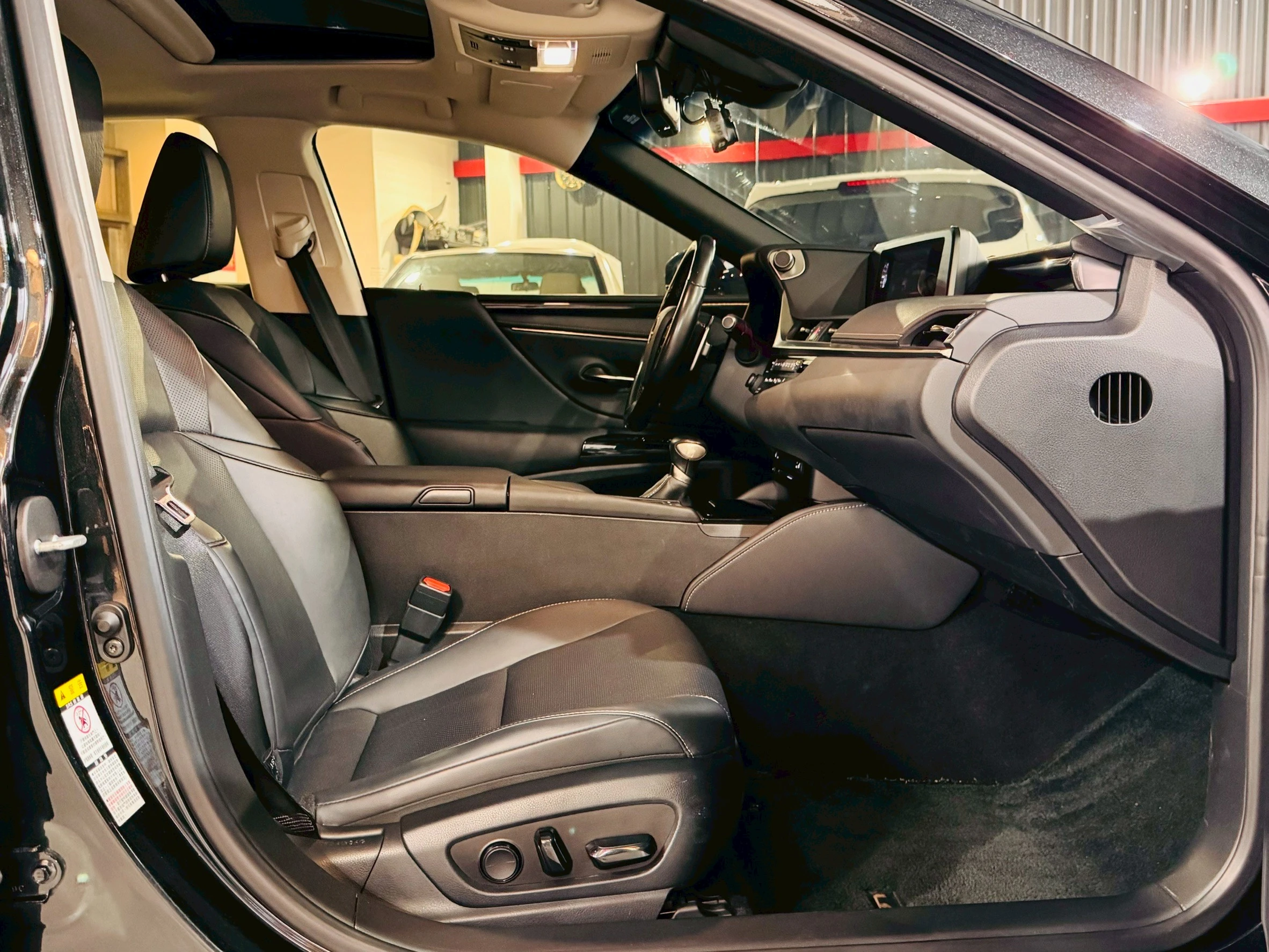 ⚪ 2019 Lexus ES300h 豪華版 黑色
