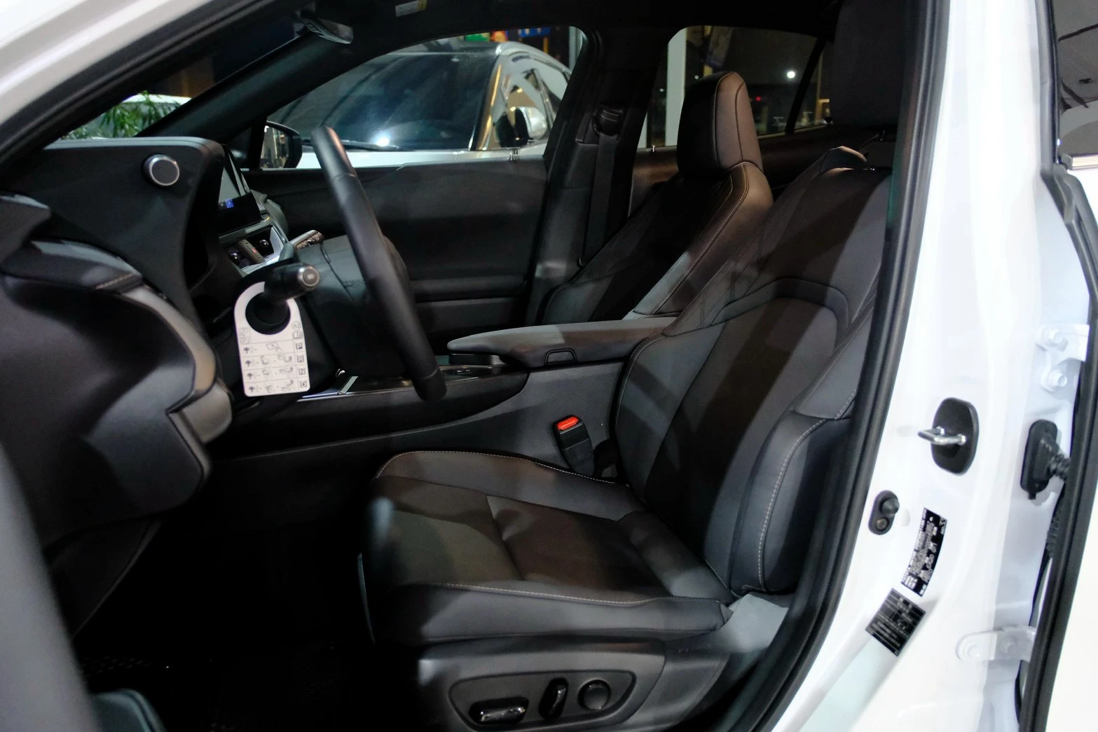⚪ 2024 Lexus UX 300h 豪華版 白色