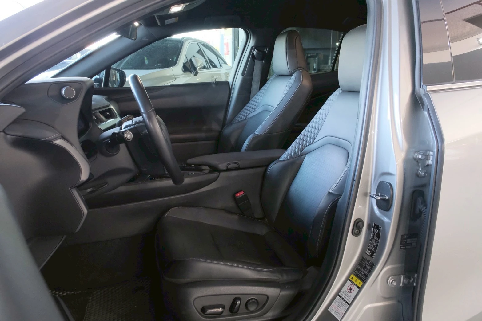 ⚪ 2019 Lexus UX250h 豪華版 鈦色
