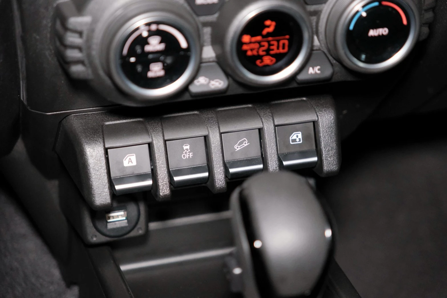 ⚪ 2025 Suzuki Jimny 1.5 GLX 軍綠色